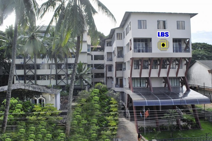 https://cache.careers360.mobi/media/colleges/social-media/media-gallery/8387/2019/1/9/College Building of LBS Centre for Science and Technology Thiruvananthapuram_Campus-View.jpg